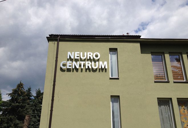 Litery ze styroduru podświetlane