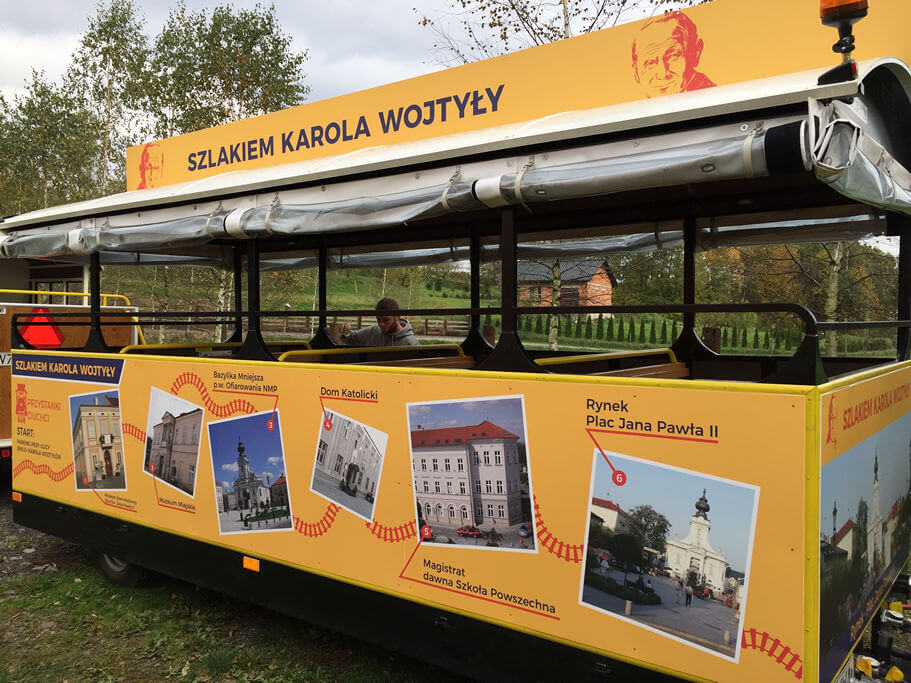Zajmujemy się również oklejaniem nietypowych pojazdów. Tym razem okleiliśmy ciuchcię, która promuje wadowickie atrakcje. Ciuchcia Wadowice