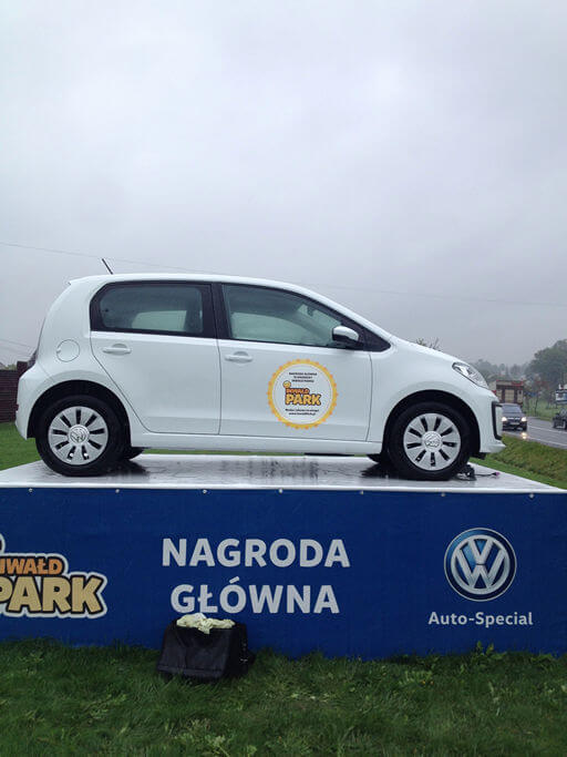 Naklejka na samochód wykonana z folii wylewanej z laminatem wylewanym chroniącym wydruk przed porysowaniem oraz promieniami UV. Park Miniatur