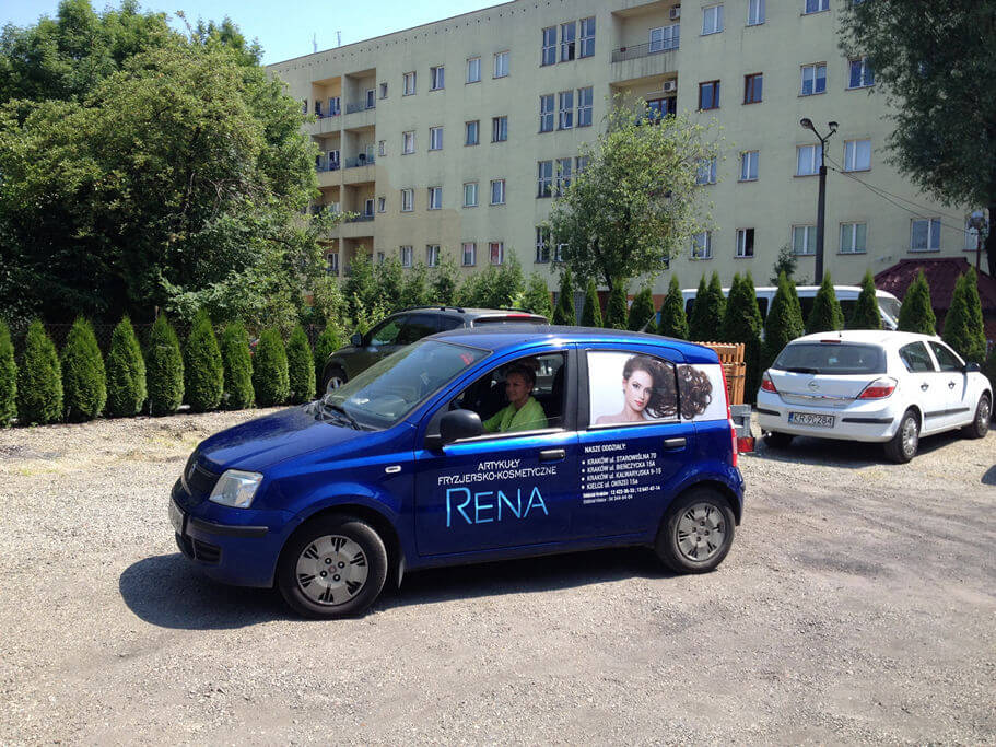 Szyby samochodu zostały oklejone folią OWV (One Way Vision), która zapewnia widoczność od wnętrza samochodu. RENA
