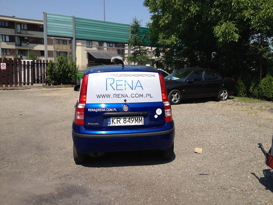 Oklejenie tylnej szyby folią perforowaną zapewnia widoczność od wnętrza samochodu. RENA