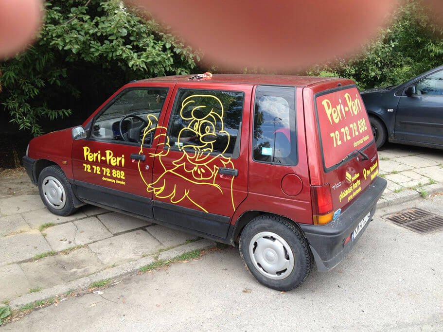 Oklejenie samochodu dla restauracji PERI PERI wykonane folią ploterową Oracal o wysokiej wytrzymałości. PERI PERI
