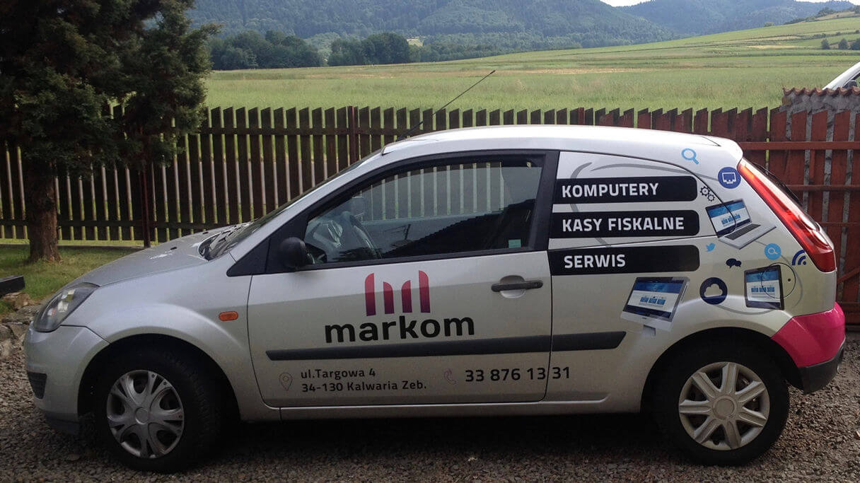 Aby idealnie odwzorować logo klienta, z uwagi na występujące gradienty należało wydrukować logo na folii monomerycznej. Całość została zabezpieczona laminatem stałym chroniącym wydruk przed wypłowieniem. Markom