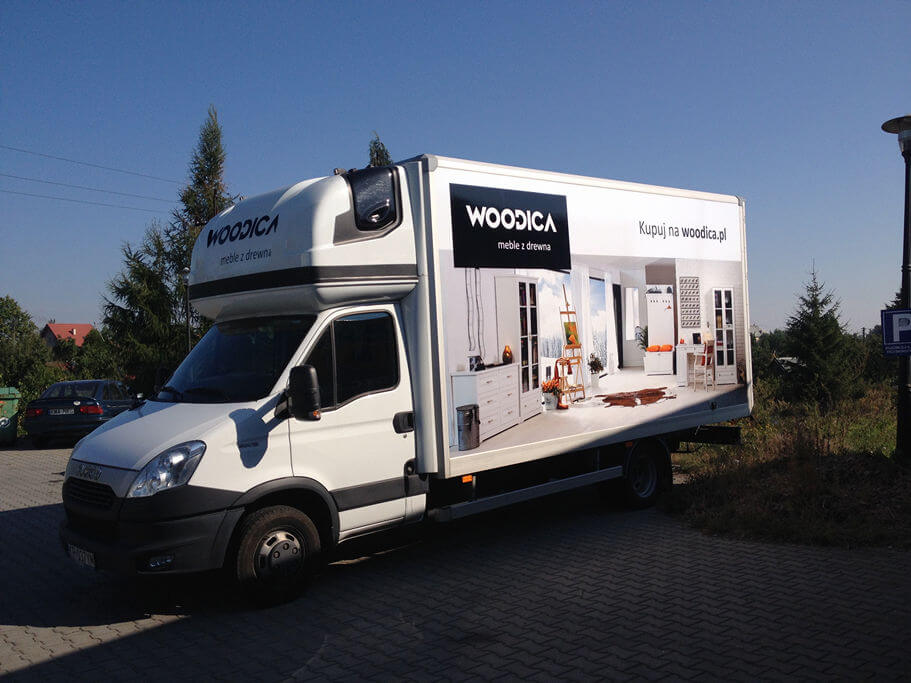 Posiadając samochód z zabudową kontenerową warto wykorzystać dużą i płaską powierzchnię na reklamę swojej firmy. WOODICA kontener