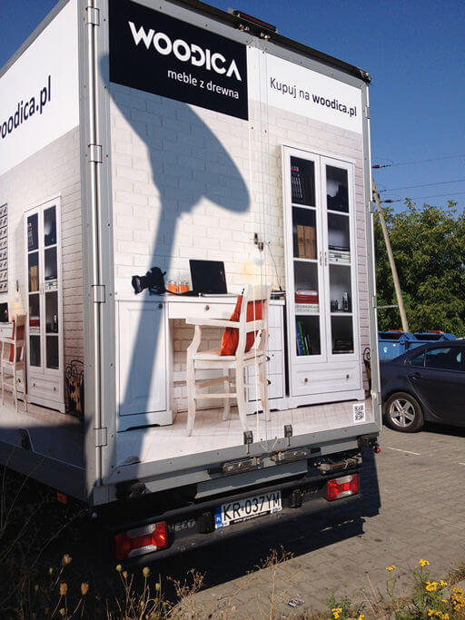 Posiadając samochód z zabudową kontenerową warto wykorzystać dużą i płaską powierzchnię na reklamę swojej firmy. WOODICA kontener
