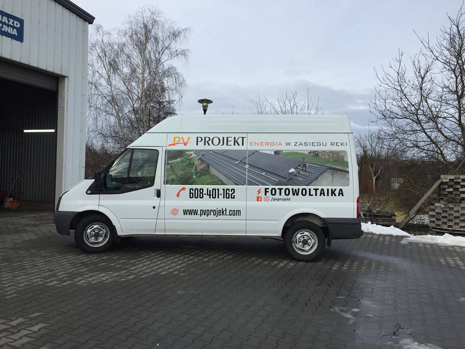 Bardzo często do oklejenia samochodu dostawczego wykorzystuje się wnęki dzięki czemu reklama komponuje się z przetłoczeniami samochodu. PV Projekt