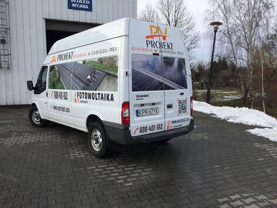 Bardzo często do oklejenia samochodu dostawczego wykorzystuje się wnęki dzięki czemu reklama komponuje się z przetłoczeniami samochodu. PV Projekt