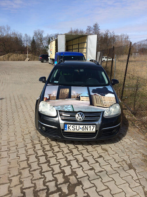 Oklejenie samochodu osobowego dla firmy WOODICA wykonane folią monomeryczną zabezpieczoną laminatem płynnym. WOODICA