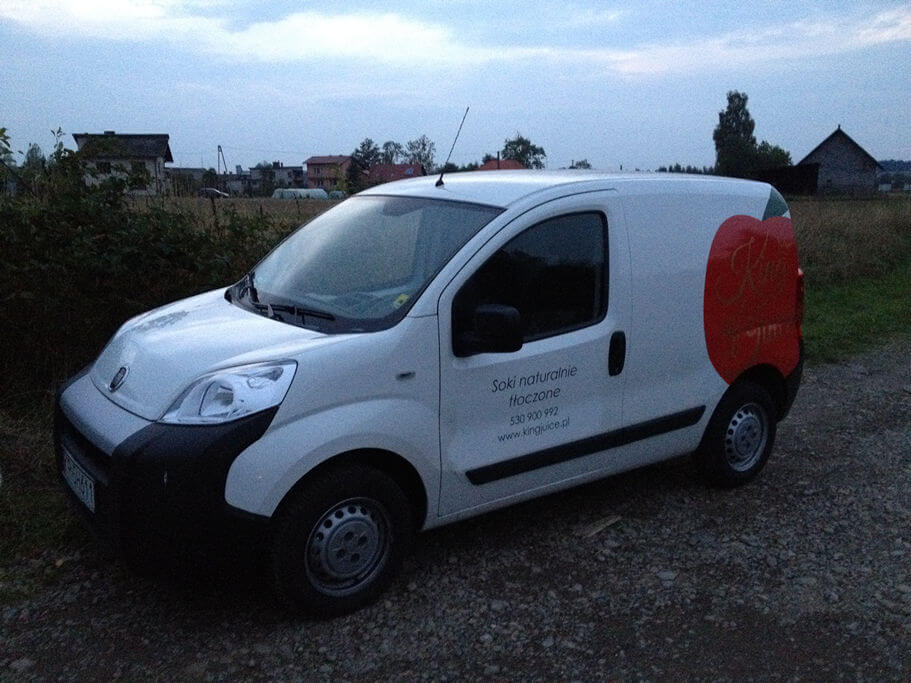 Ciekawe oklejenie małego samochodu dostawczego foliami ploterowymi gwarantującymi trwałość oklejenia przez wiele lat. King of Juice