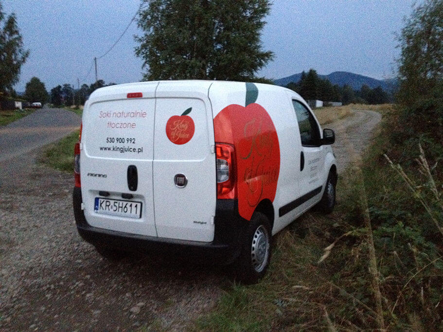 Ciekawe oklejenie małego samochodu dostawczego foliami ploterowymi gwarantującymi trwałość oklejenia przez wiele lat. King of Juice