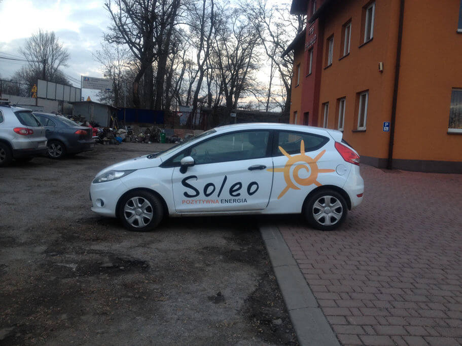 Bardzo ciekawe logo klienta posłużyło do oklejenia bocznej powierzchni samochodu. Soleo PV