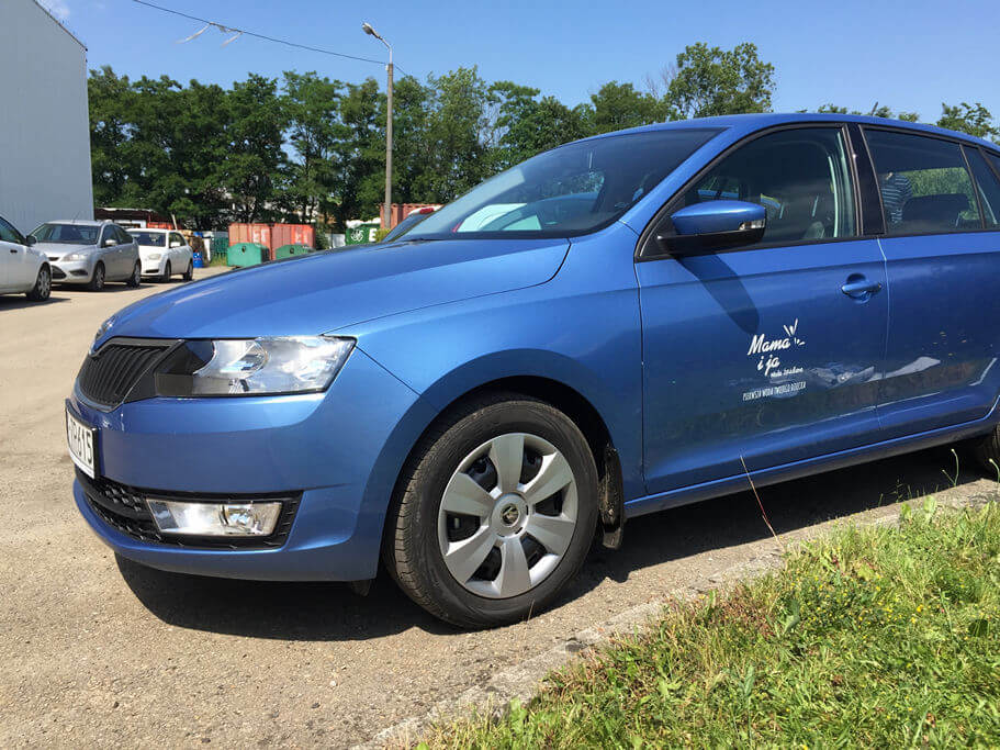 Bardzo często na życzenie klienta wykonujemy bardzo delikatne oznaczenie floty firmowych samochodów. Mama i Ja