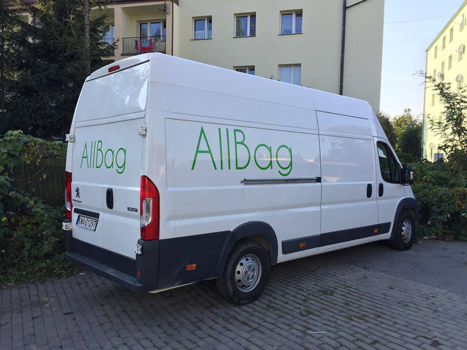 Duże logo wykonane z folii Oracal zapewnia doskonałe oznaczenie samochodu. All Bag