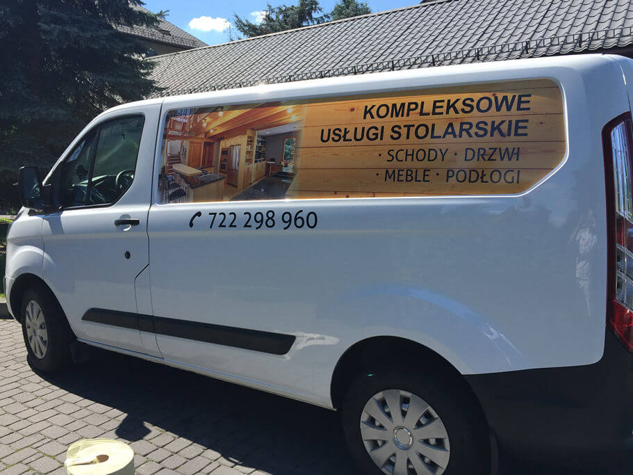 Mniejsze samochody dostawcze również sprawdzają się jako mobilna reklama. Drew Mebel