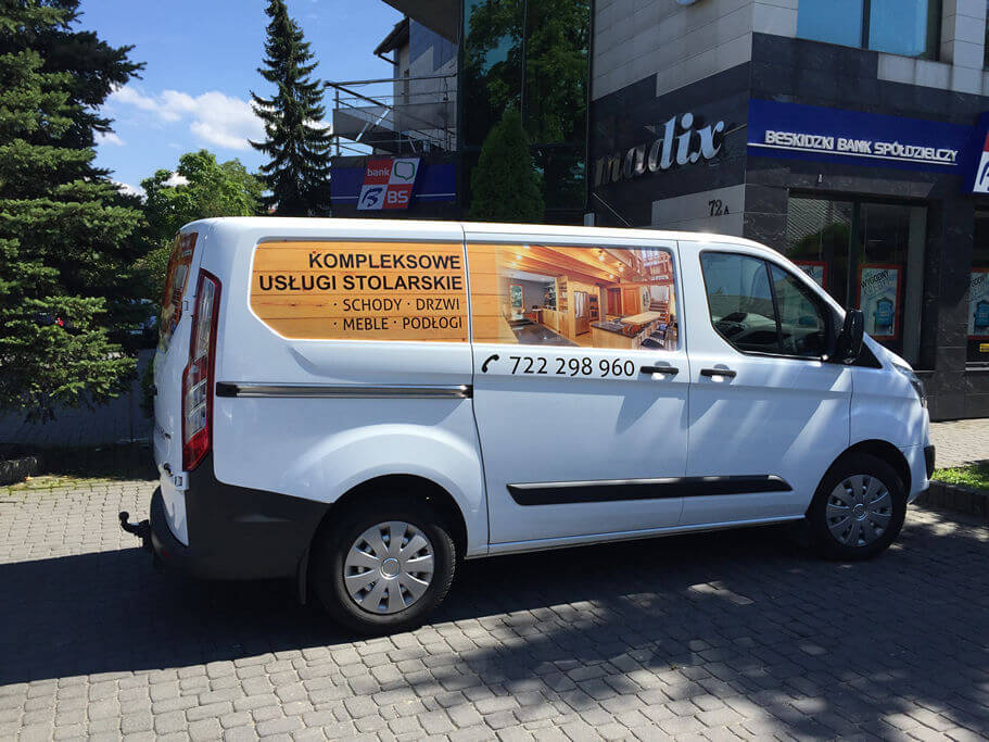 Mniejsze samochody dostawcze również sprawdzają się jako mobilna reklama. Drew Mebel