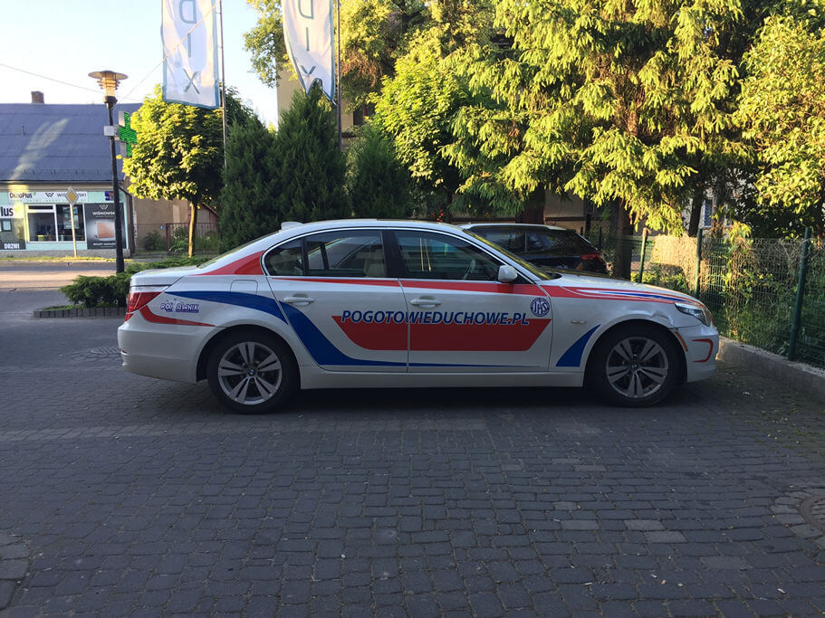 Nietypowa realizacja oklejenia samochodu BMW foliami odblaskowymi. Ambulans Duchowy