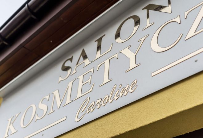 Tablica z daszekiem podświetlana