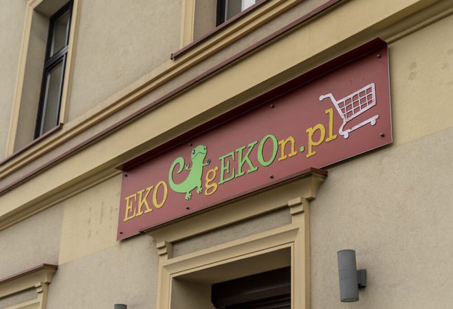 Tablica z daszekiem podświetlana